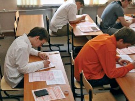 С ЕГЭ по русскому языку в Москве удалили 19 человек
