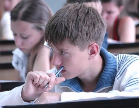 Почти 100 волгоградских выпускников готовятся пересдать сочинение