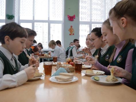 Принят закон о бесплатном горячем питании школьников