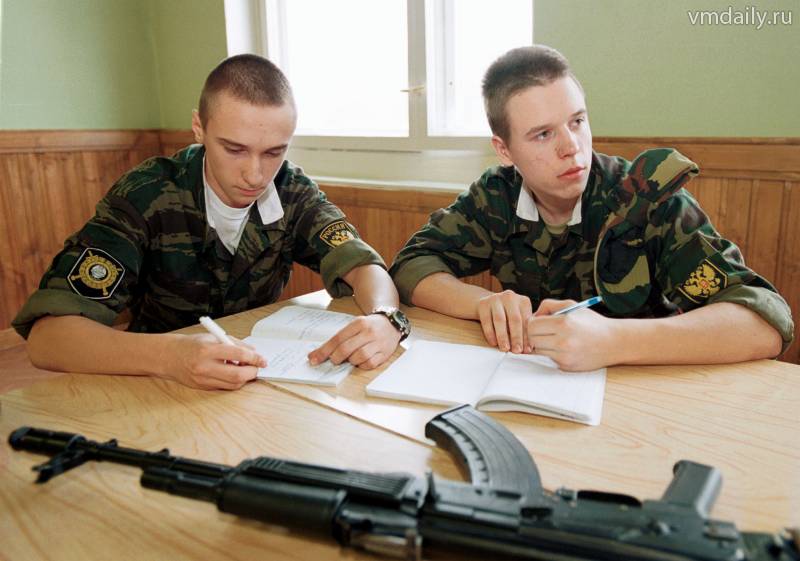Школьникам придется ходить строем и учить военный устав